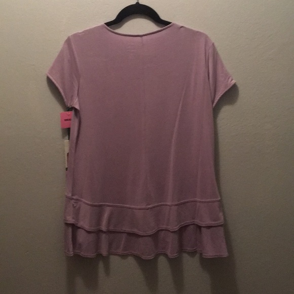 Short sleeve lavender top with V bottom. - Picture 2 of 3